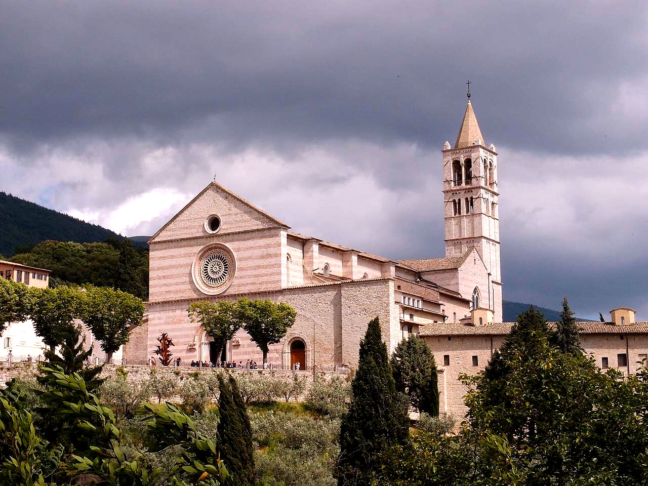 Assisi-santa-Chiara-church